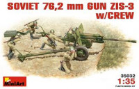 ZIS-3 Soviet 76,2mm divisional field gun with crew